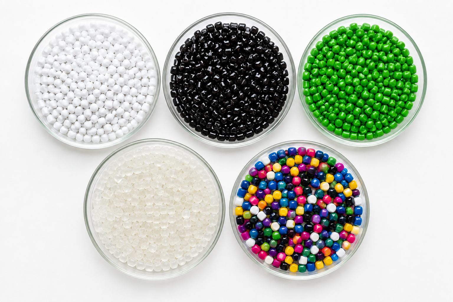 Amostras de grânulos de masterbatch branco, preto, colorido e aditivo separadas em recipientes de laboratório